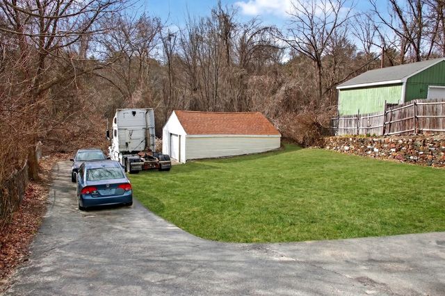 17 Moon St, Southbridge, MA 01550