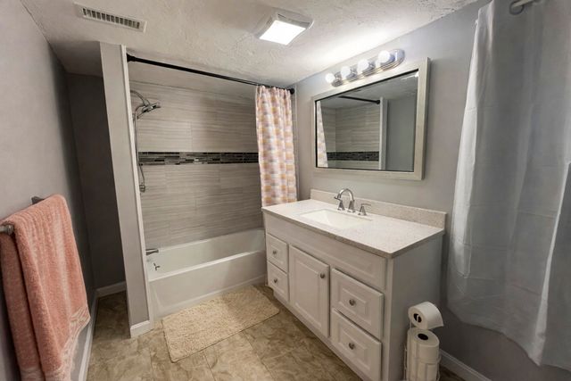 17 Moon St, Southbridge, MA 01550