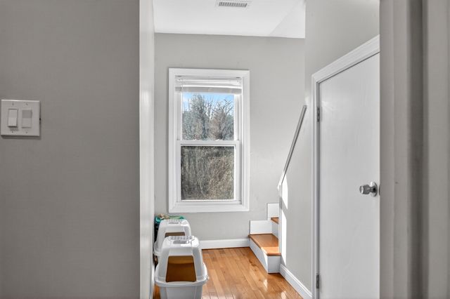 17 Moon St, Southbridge, MA 01550