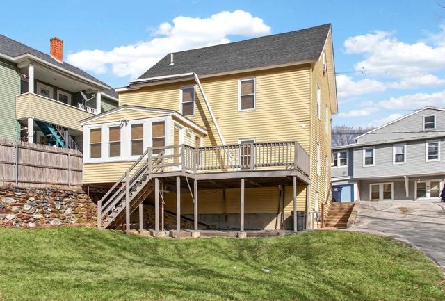 17 Moon St, Southbridge, MA 01550
