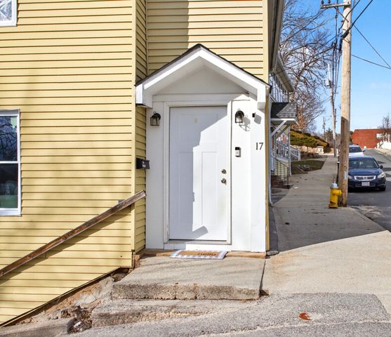 17 Moon St, Southbridge, MA 01550