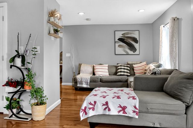 17 Moon St, Southbridge, MA 01550