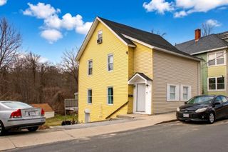 17 Moon St, Southbridge, MA 01550