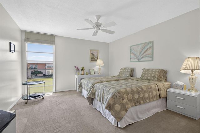 1 Golfs Edge F, West Palm Beach, FL 33417