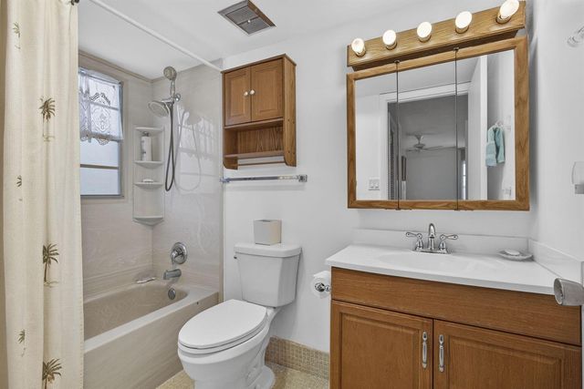 1 Golfs Edge F, West Palm Beach, FL 33417