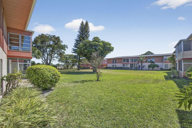 1 Golfs Edge F, West Palm Beach, FL 33417