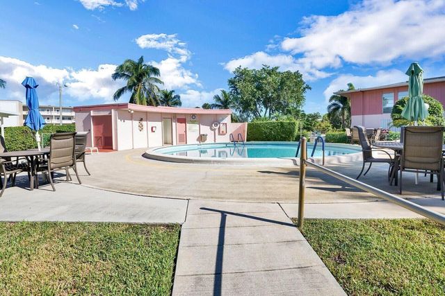 1 Golfs Edge F, West Palm Beach, FL 33417