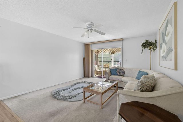 1 Golfs Edge F, West Palm Beach, FL 33417