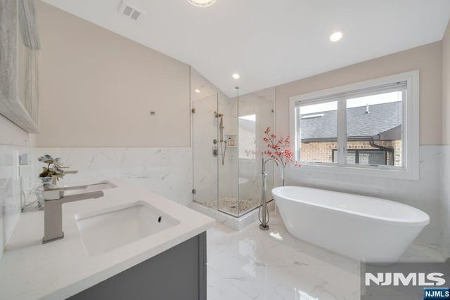 469 9th Street A, Palisades Park, NJ 07650