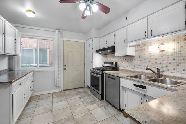 215 dodge Avenue C, Evanston, IL 60202