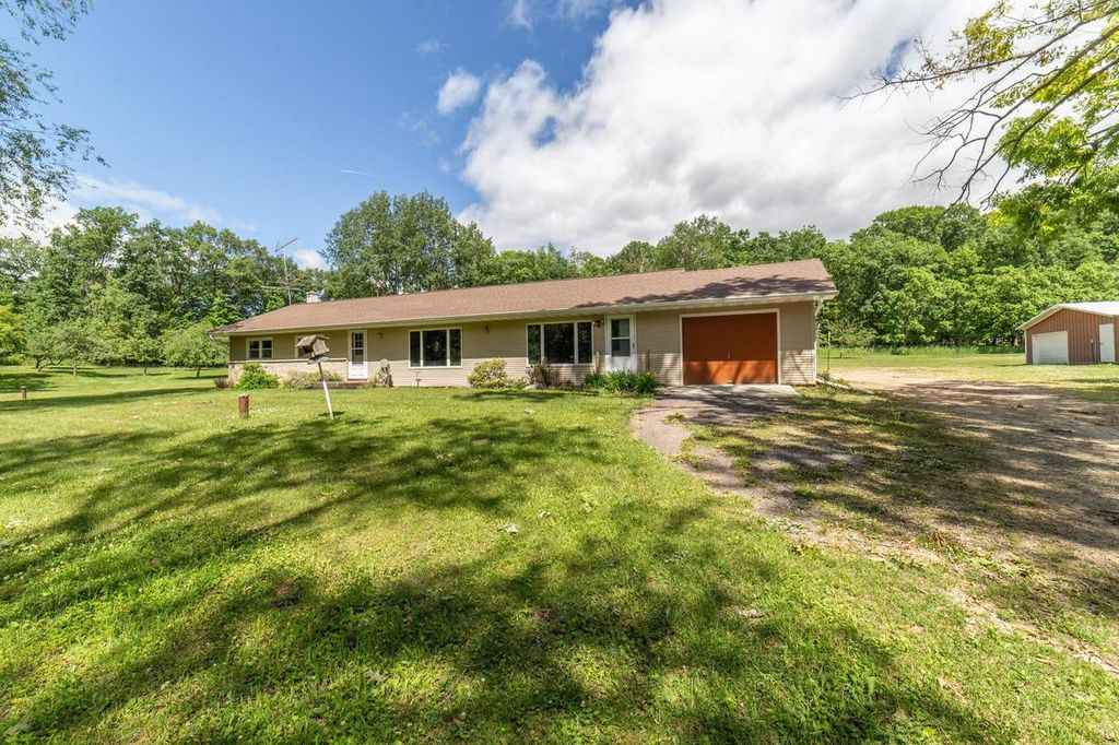 N3412 2nd Avenue, Oxford, WI 53952