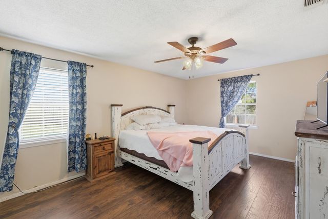 1409 Bassett Rd, Palestine, TX 75803