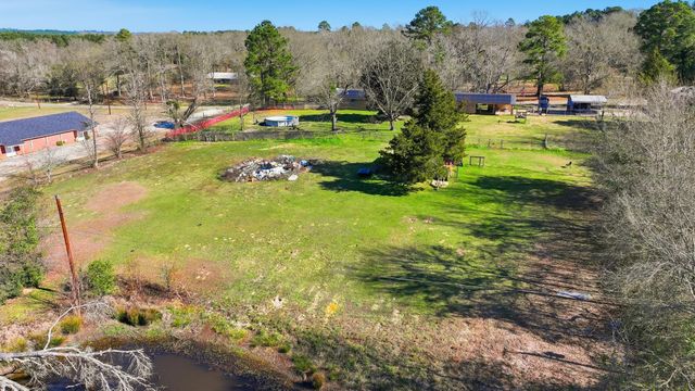 1409 Bassett Rd, Palestine, TX 75803