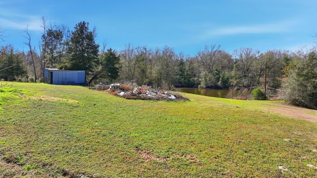 1409 Bassett Rd, Palestine, TX 75803