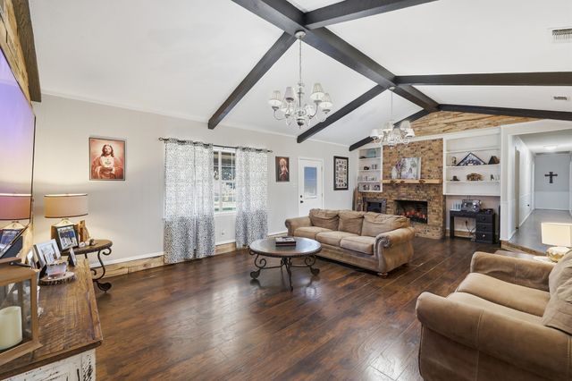 1409 Bassett Rd, Palestine, TX 75803