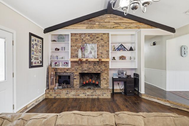 1409 Bassett Rd, Palestine, TX 75803