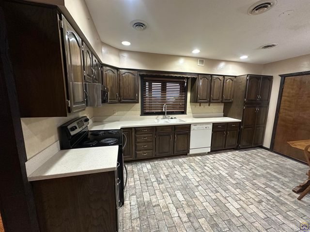 3650 NW Menoken RD, Topeka, KS 66618