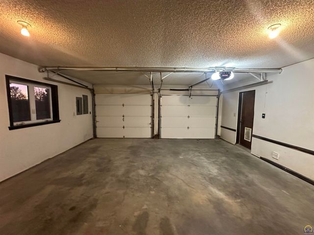 3650 NW Menoken RD, Topeka, KS 66618