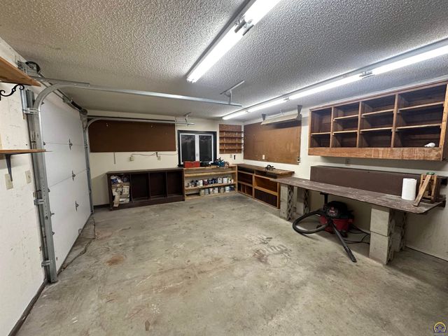 3650 NW Menoken RD, Topeka, KS 66618