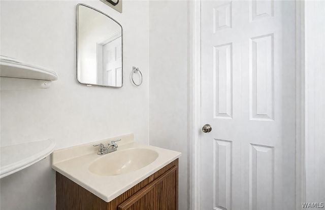 1002 Meadowood, Hueytown, AL 35023