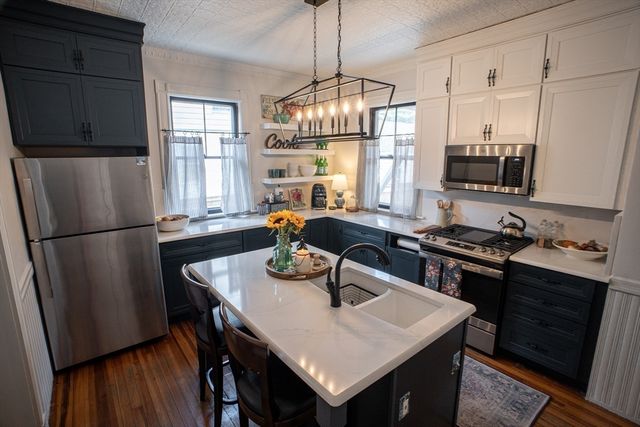 37 Pineywoods Ave, Springfield, MA 01108