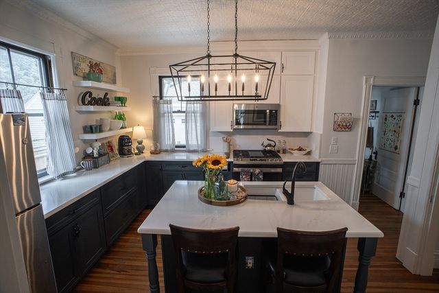 37 Pineywoods Ave, Springfield, MA 01108