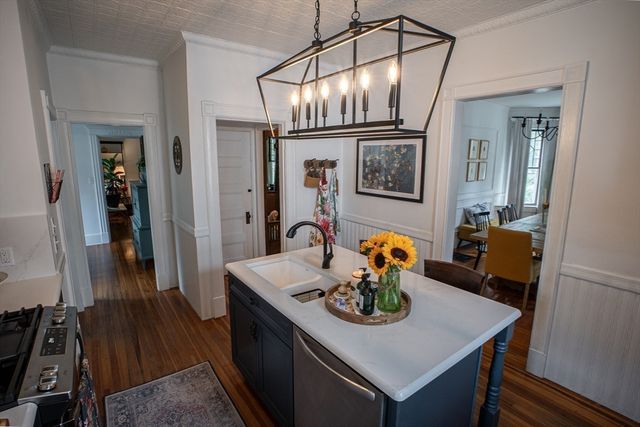 37 Pineywoods Ave, Springfield, MA 01108