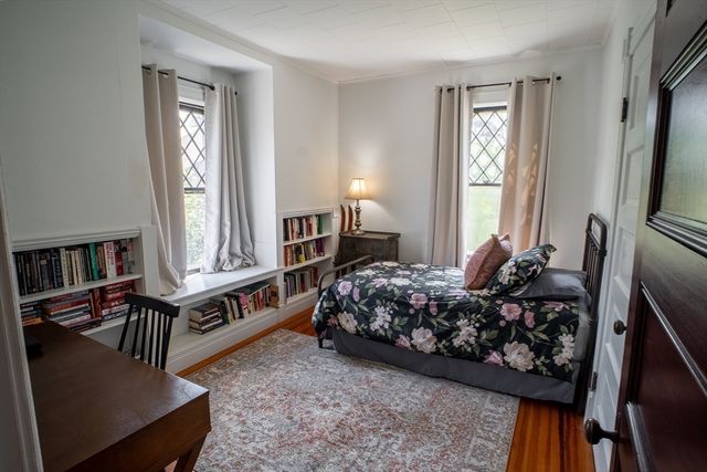 37 Pineywoods Ave, Springfield, MA 01108