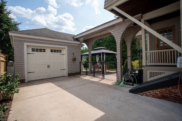 37 Pineywoods Ave, Springfield, MA 01108