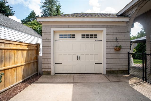 37 Pineywoods Ave, Springfield, MA 01108