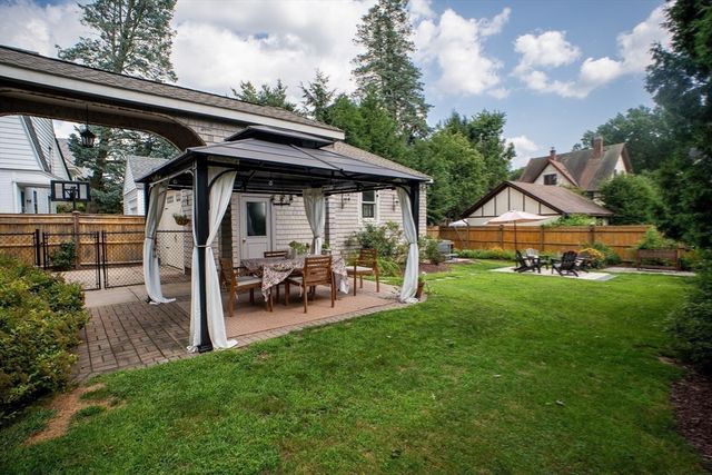 37 Pineywoods Ave, Springfield, MA 01108