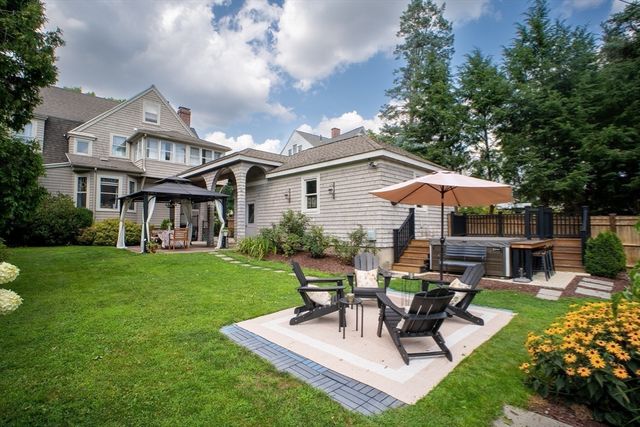 37 Pineywoods Ave, Springfield, MA 01108