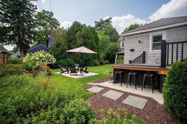 37 Pineywoods Ave, Springfield, MA 01108