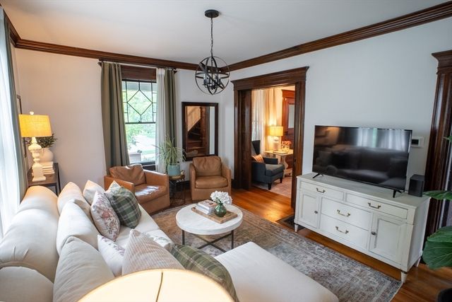 37 Pineywoods Ave, Springfield, MA 01108