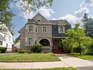 37 Pineywoods Ave, Springfield, MA 01108