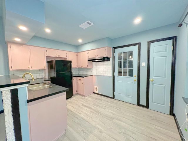 3802 Simsbrook Drive, Houston, TX 77045
