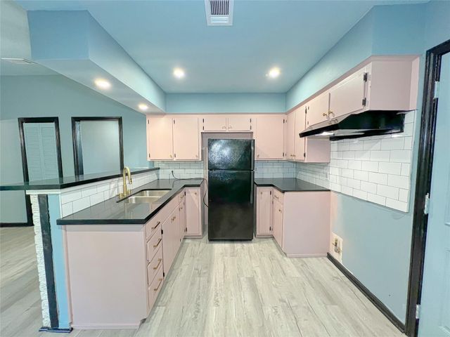 3802 Simsbrook Drive, Houston, TX 77045