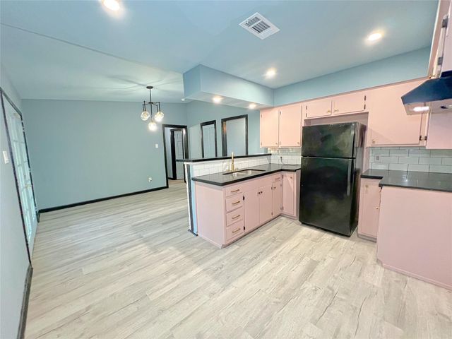 3802 Simsbrook Drive, Houston, TX 77045