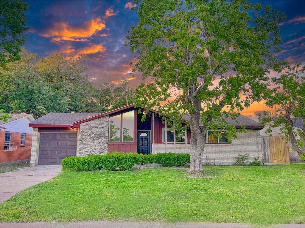 3802 Simsbrook Drive, Houston, TX 77045