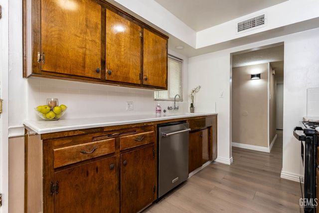 2316 Sandpiper Road, Bakersfield, CA 93309