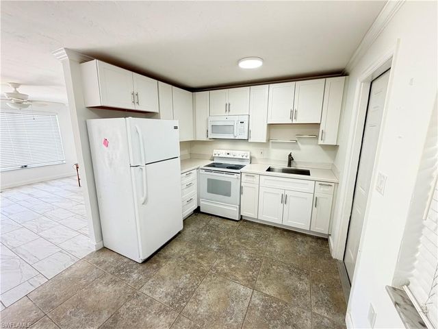 1781 Smugglers CV B, Naples, FL 34112