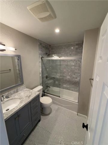 2720 W Segerstrom C, Santa Ana, CA 92704