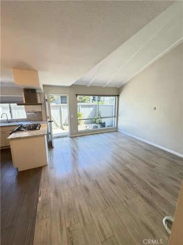 2720 W Segerstrom C, Santa Ana, CA 92704