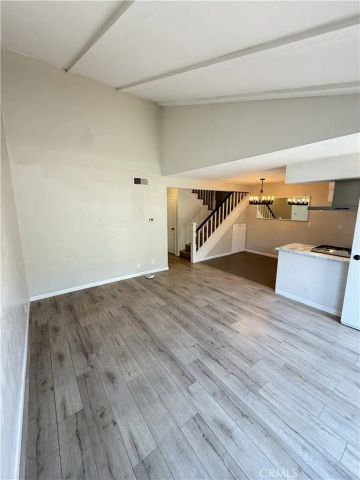 2720 W Segerstrom C, Santa Ana, CA 92704
