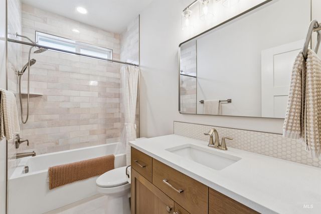 7522 E Newcastle Dr, Nampa, ID 83687