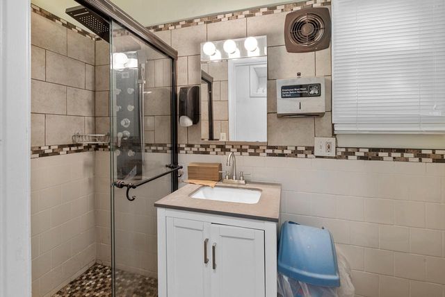 1200 Milwaukee AVENUE, South Milwaukee, WI 53172