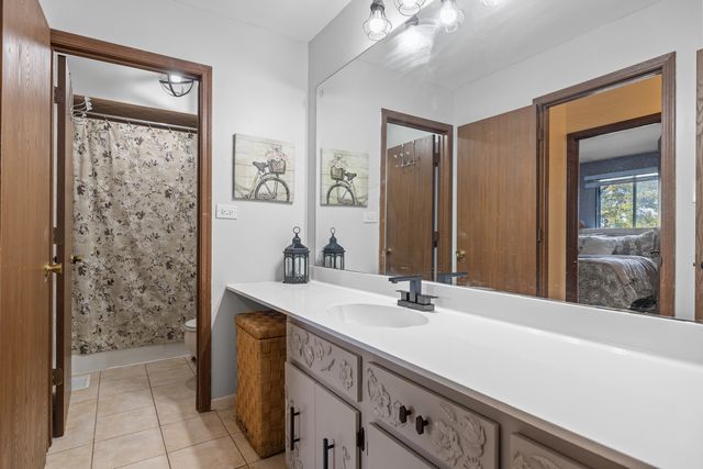 8411 162nd Place 2, Tinley Park, IL 60487