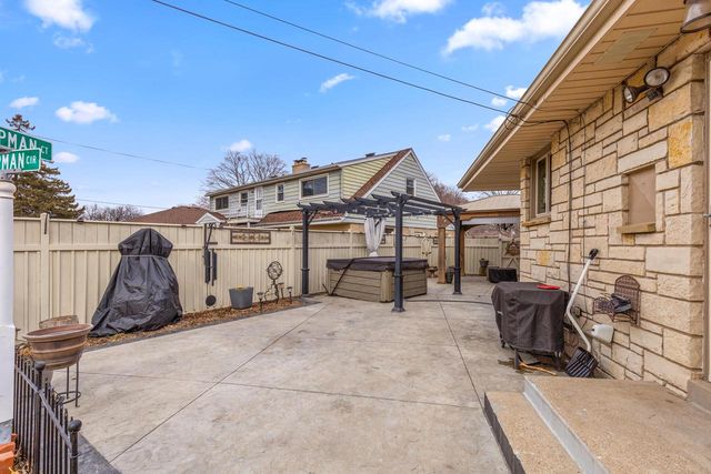 3009 S 74th STREET, West Allis, WI 53219