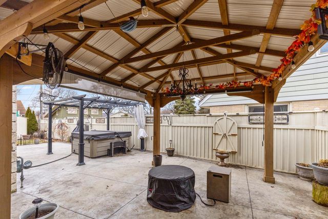 3009 S 74th STREET, West Allis, WI 53219