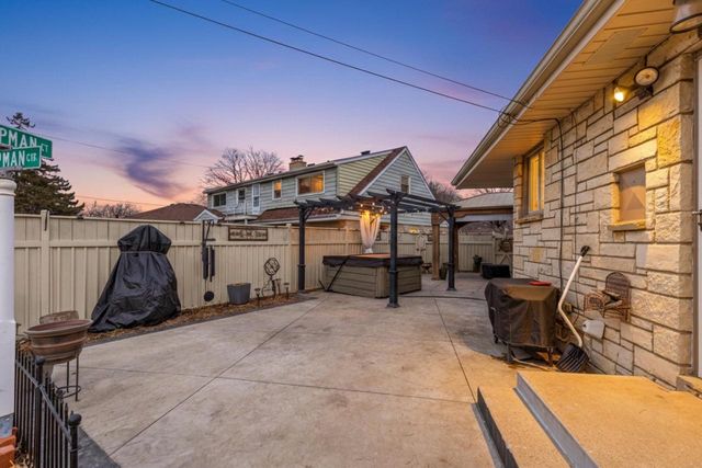 3009 S 74th STREET, West Allis, WI 53219